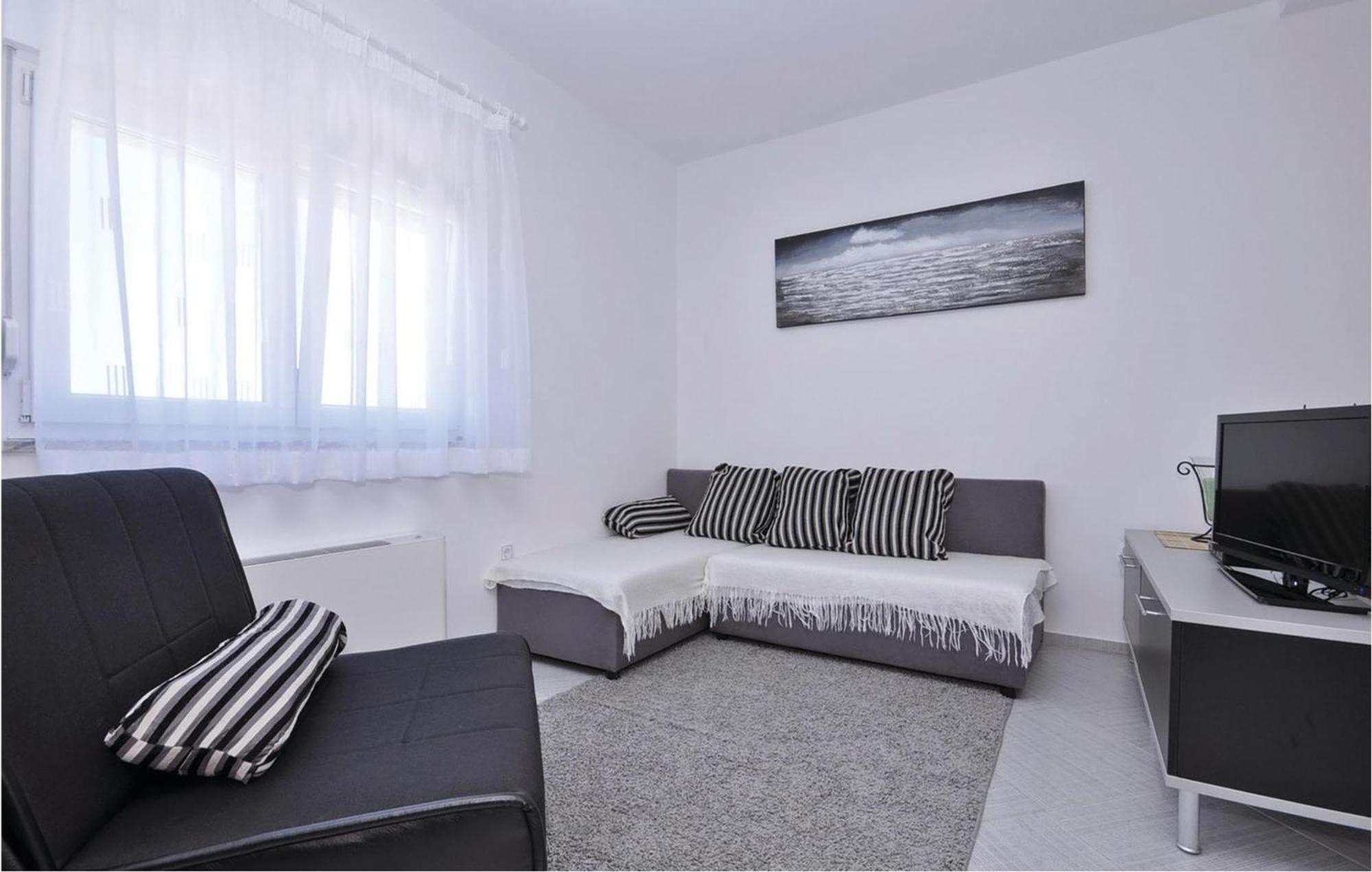 1 Bedroom Cozy Apartment In Бибинье Экстерьер фото
